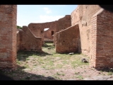 03095 ostia - regio i - insula ii - caseggiato del pantomimo apolausto and caseggiato del balcone ligneo (i,ii,2.6) - raum 45 - bli ri westen - im hintergrund raum 40 und 43 - 09-2022.jpg